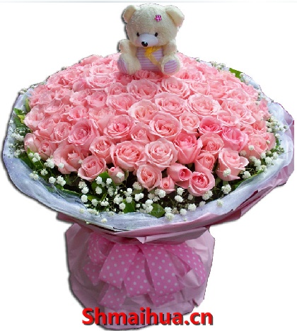 长久-66枝粉玫瑰，一只小熊（以实物为准），外围黄莺桅子叶点缀，内衬白色纸纱网，外围粉色皱纹纸圆形精美包装