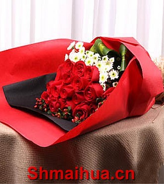 情意延绵-18朵红玫瑰，点缀绿叶，时令花材 红色皱纹纸扇形精美包装，配蝴蝶结束扎