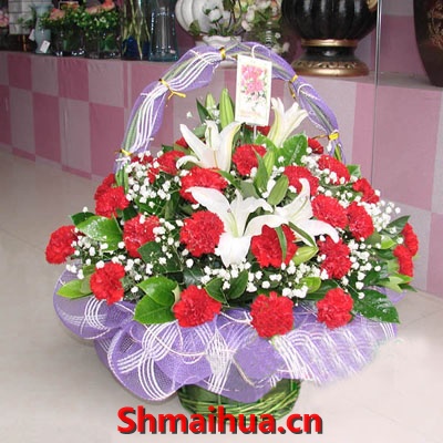 祝福永远-29支红色康乃馨，2支白百合，绿叶，满天星（或水晶草）精美花篮装饰