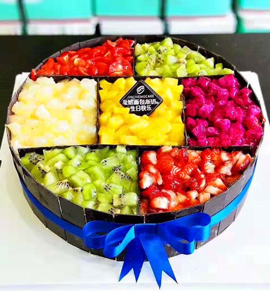 缤纷果园-8寸/2磅  圆形水果蛋糕，时候水果点缀，巧克力片装饰