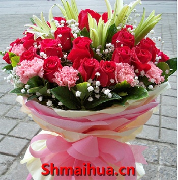 深深的爱-33朵红玫瑰，10朵康乃馨，两支多头百合，满天星、栀子叶点缀；粉色、浅黄色皱纹纸多层圆形包装，搭配粉色蝴蝶结。