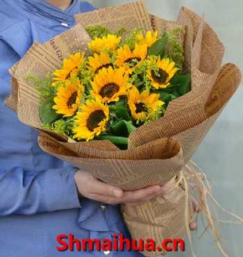 阳光永远属于你-9支向日葵，配材适量，英文纸包装圆形花束，拉菲草打结，风格统一