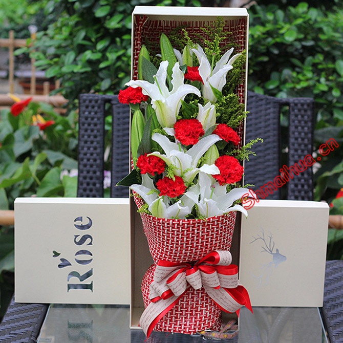 真情-9朵红色康乃馨，4枝多头白百合，黄莺间插，红色麻片包装，红色丝带扎束，礼盒装束