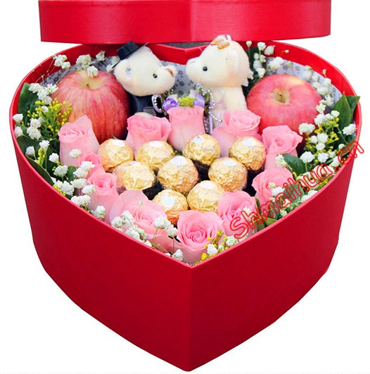 圣之情缘-11朵戴安娜粉玫瑰，9颗巧克力，2个苹果，2只小熊，精美心形礼盒包装（店内实物为准）