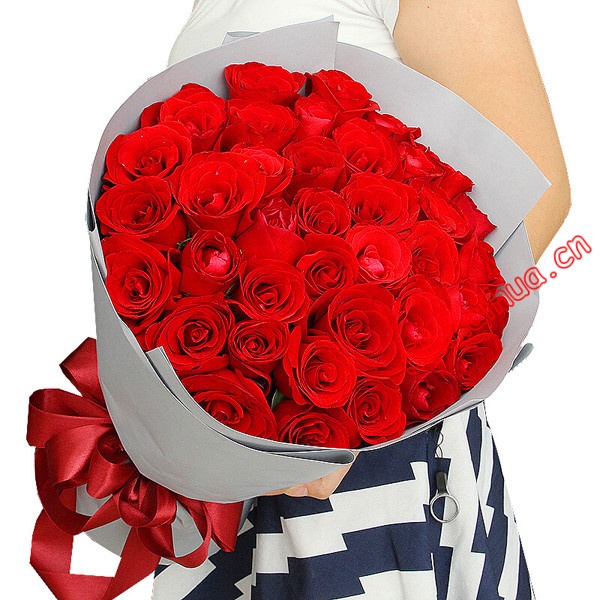 刹那芳华-精选29朵优质红玫瑰。灰色牛皮纸圆形包装，红色缎带系蝴蝶结。