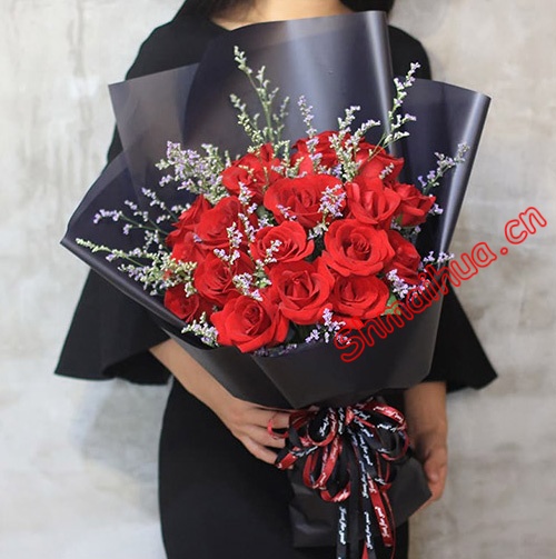 梦中天使-19朵红玫瑰，搭配情人草。深灰色玻璃纸精美包装，黑红色英文缎带束扎。