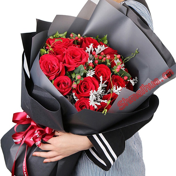 听见幸福-20朵红玫瑰，搭配银叶菊、红豆、绿叶，黑色雾面纸内衬，外层黑色厚牛皮纸圆形包装，红色英文缎带束扎