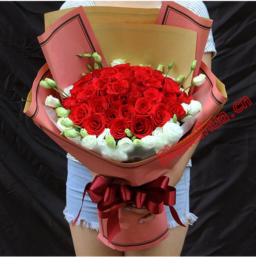 爱是永恒-36朵红玫瑰，搭配白色桔梗。砖红色卡纸扇形包装，酒红色丝带系蝴蝶结。