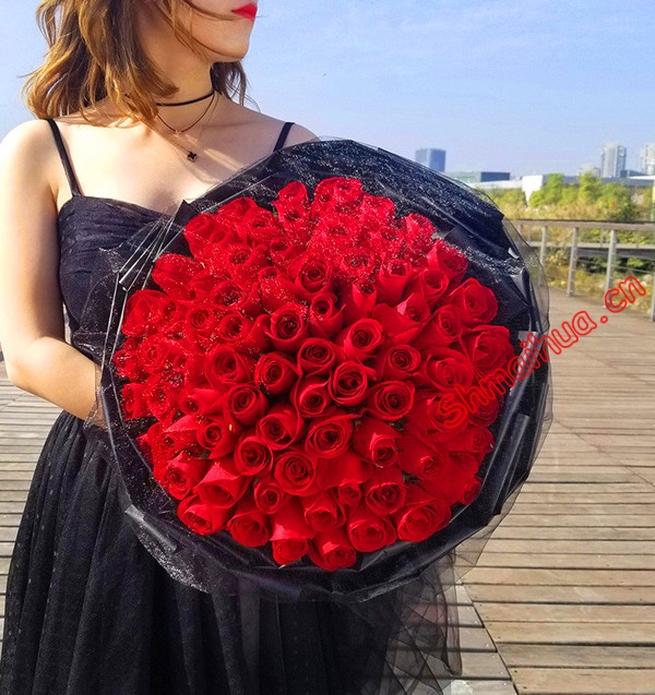 情网-99朵红玫瑰，黄莺点缀，黑色网纱圆形包装