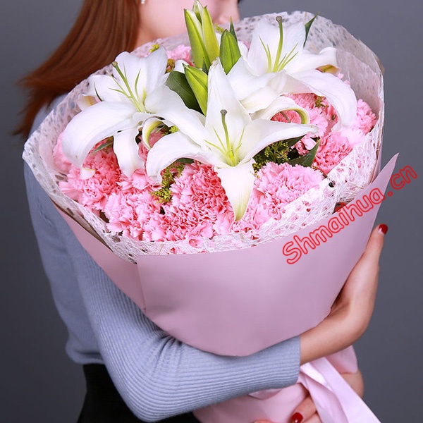 情意浓浓-33朵粉色康乃馨，2枝多头香水百合，搭配黄莺、满天星