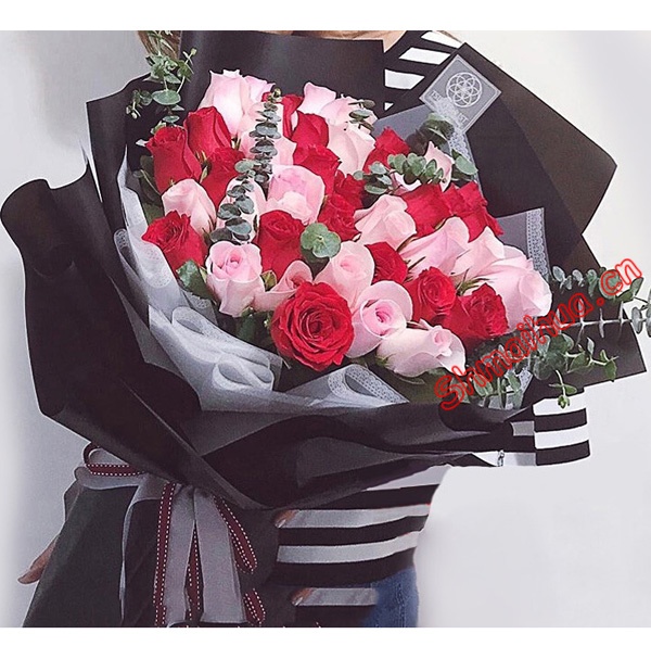 浪漫情怀-20朵红玫瑰，30朵戴安娜粉玫瑰，尤加利间插,内衬白色雾面纸，外层黑色韩素纸层次圆形包装，红色及银色丝带束扎