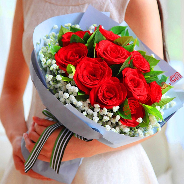 爱你在心-红玫瑰11枝，满天星围绕，栀子叶，内层白色雾面纸，外层浅紫色欧雅纸，精美黑白罗纹带花结