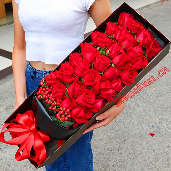 牵你的手-29朵红玫瑰，黄莺点相思豆缀，精美包装，红色蝴蝶结束扎，精美礼盒