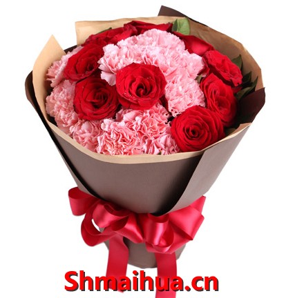 节日快乐-13枝粉康乃馨，9枝红玫瑰，周边搭配适量绿叶。牛皮纸与深咖啡条纹纸，搭配红色花结