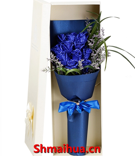 山海深情-11枝蓝玫瑰，搭配情人草，深蓝色古典纸包装，手握处系蓝色法式蝴蝶，精美神盒（以实物为准）