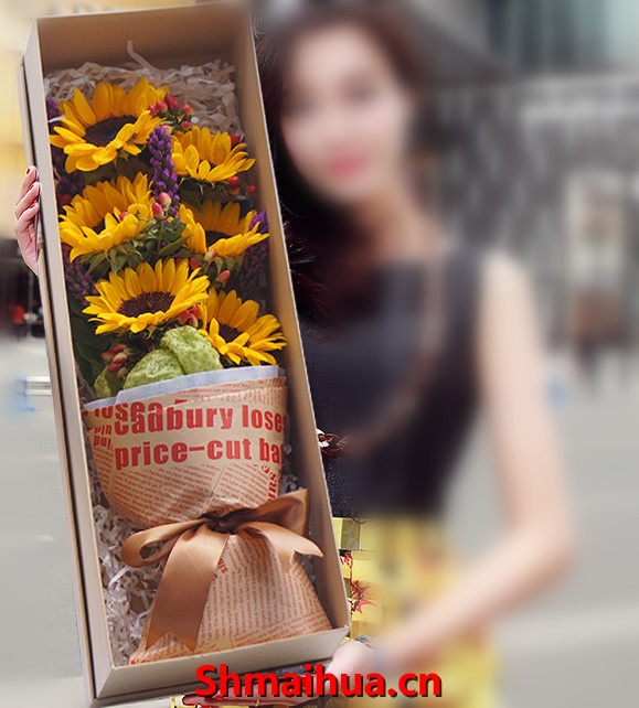 一见倾心-6支向日葵，配材适量，英文纸包装圆形花束，配精美礼盒