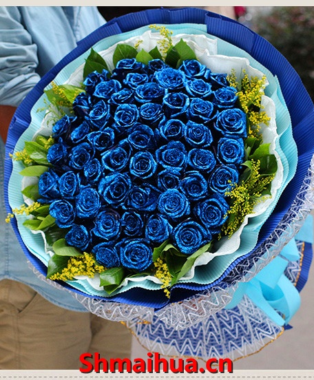 永恒-99枝蓝玫瑰，黄莺点缀。蓝色、浅蓝色皱纹纸圆形精美包装，蓝色丝带