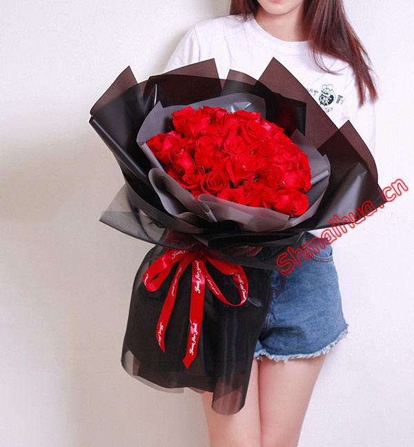 爱在身边-30朵红玫瑰，白色透明雾面纸+黑色雾面纸包装，红色英文缎带束扎。