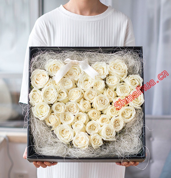 真的爱你-36朵白玫瑰，搭配适量白色蝴蝶结等装饰。方形灰色礼盒装。