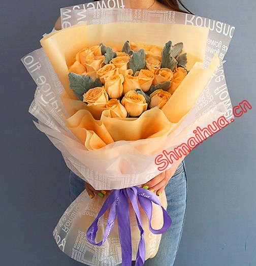 浪漫爱情-19朵香槟玫瑰，银叶菊间插，黄色雾面纸+白色英文雾面纸扇形包装，紫色英文缎带束扎