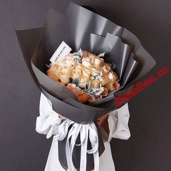 永远的纯洁-33支香槟玫瑰，搭配适量银叶菊间插装饰。黑色雾面纸韩式包装，白色英文缎带束扎。