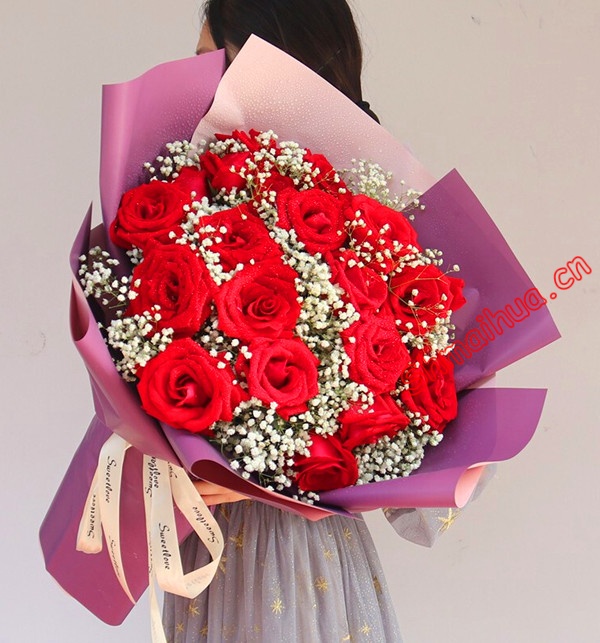 等待中的甜密-20朵红玫瑰，搭配白色满天星，精美粉紫色包装纸搭配浅色扎带