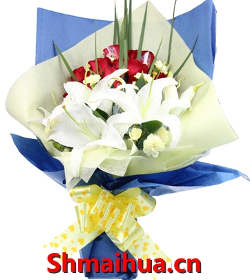 想念-11枝红玫瑰，2枝多头白色香水百合，小花绿叶搭配。蓝色淡黄色包装纸单面包装，黄色蝴蝶结束扎。