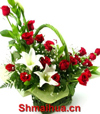 遥祝-20枝红玫瑰，2朵铁炮百合；绿色培叶适量，满天星点缀；手提竹编花篮一只（以实物为准）