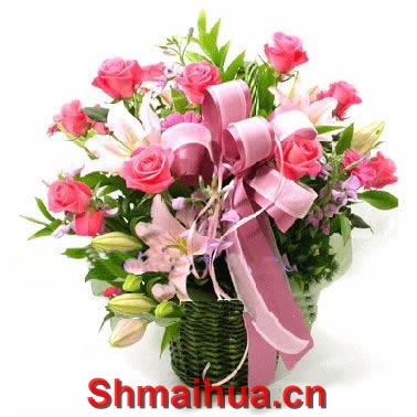 爱的祝福-（小提篮）粉色玫瑰12枝、白色多头香水百合2支、其它花材搭配、绿叶丰满。花篮包装，彩色蝴蝶结装饰