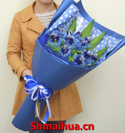 好运-11朵蓝色玫瑰，每朵用蓝色雪点缀独立包装花头，搭配绿材，大片绿叶垫底，蓝色纸包装单面花束